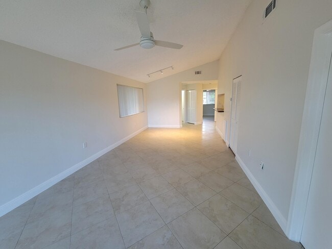 Building Photo - 4208 Glenmoor Dr
