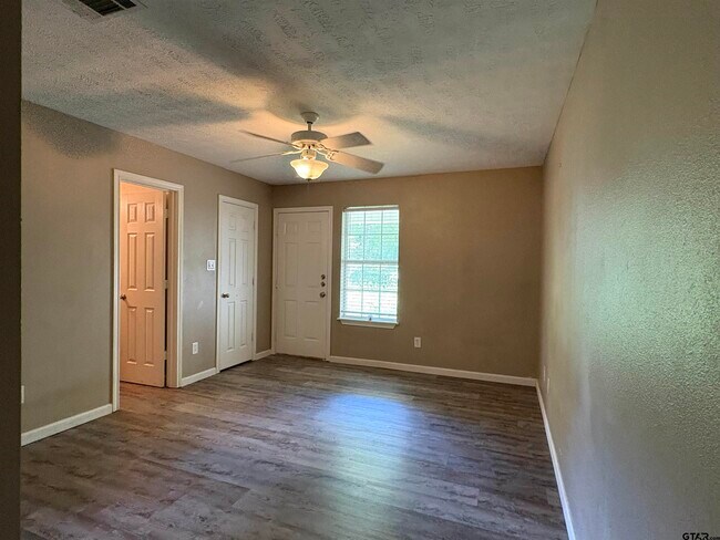 Building Photo - 113 Elm Creek Dr