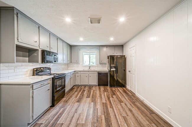 Building Photo - 2605 Leslie St