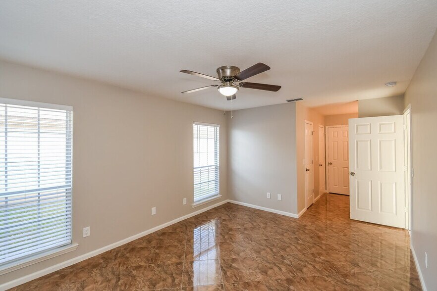 Building Photo - 11194 Wandering Oaks Dr