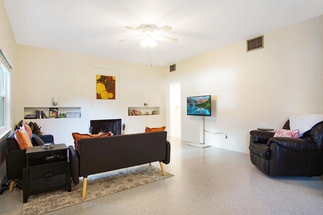 Building Photo - 1647 Lake Ella Dr