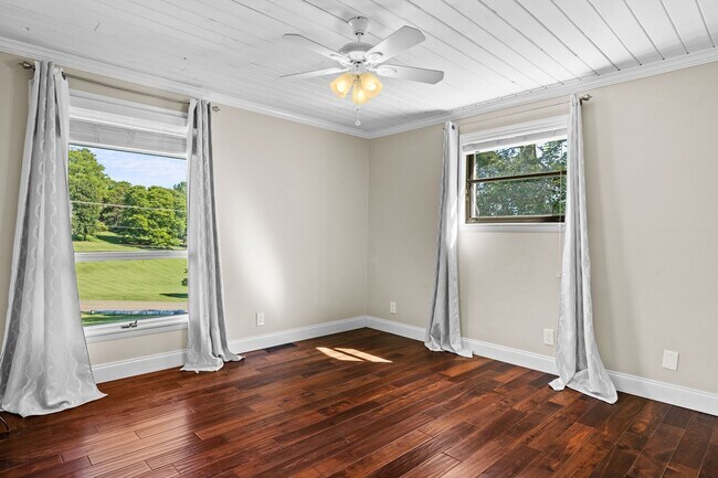 Building Photo - 10030 Tan Rara Dr