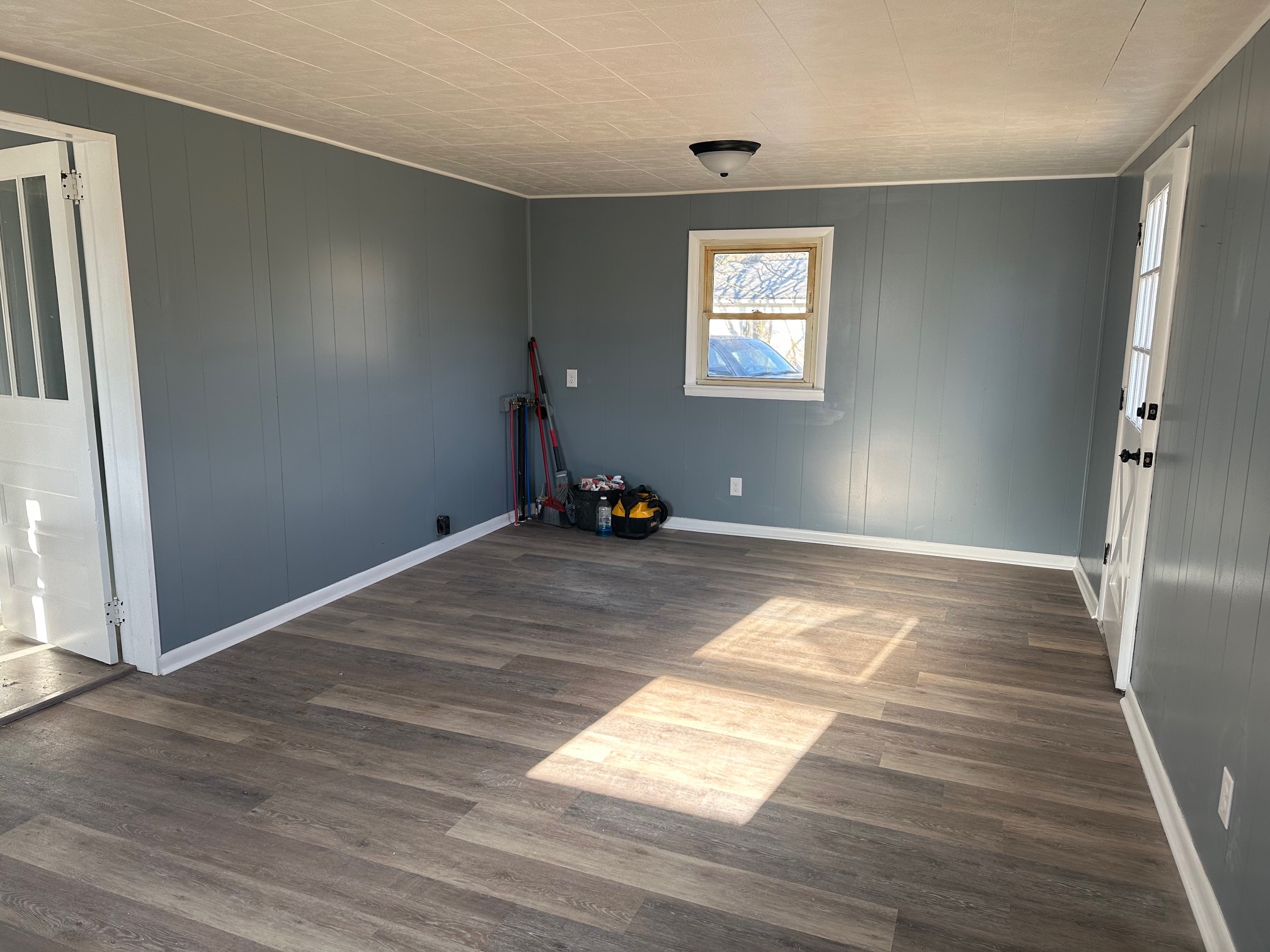 Laundry/Extra living area - 1228 Meadowview Ave