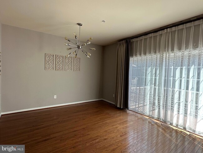 Building Photo - 525 S Twin Lakes Blvd