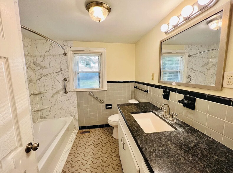 bathroom - 465 Meadstown Rd