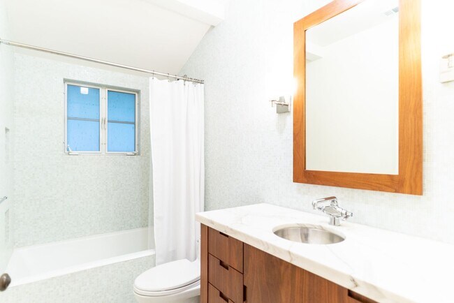 Building Photo - Beachwood Canyon 2b2b Home - Intentional F...