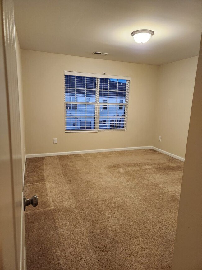 Building Photo - Three bed, 2.5 bath town house located in ...