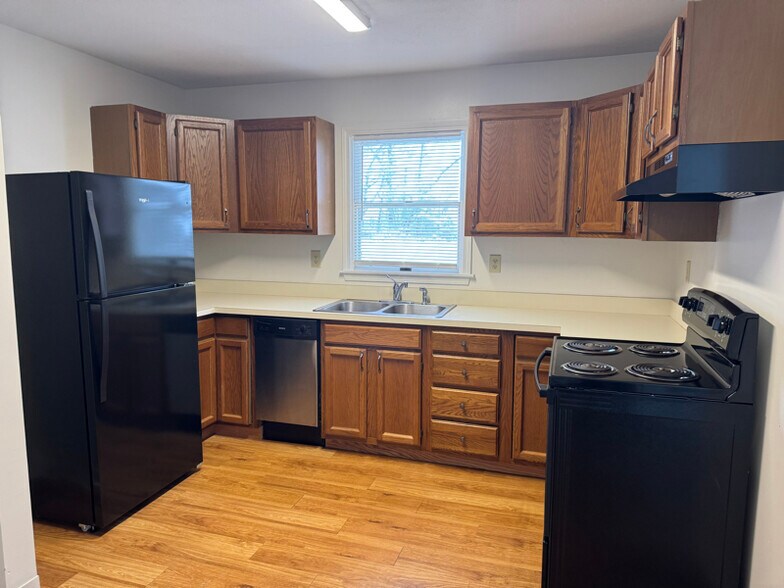 Building Photo - 16 Orchard Ln