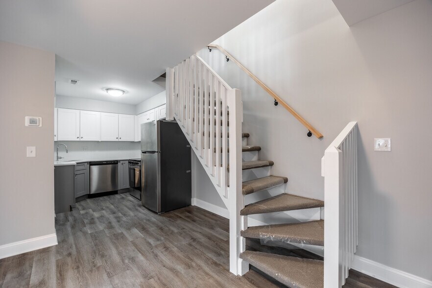 Building Photo - 745 W Gordon Ter