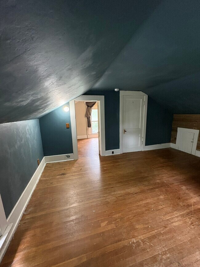 Building Photo - 825 Burr Oak St