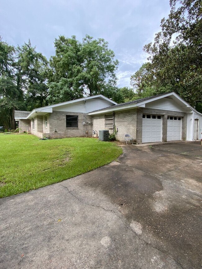 Building Photo - 230 Westminster Dr