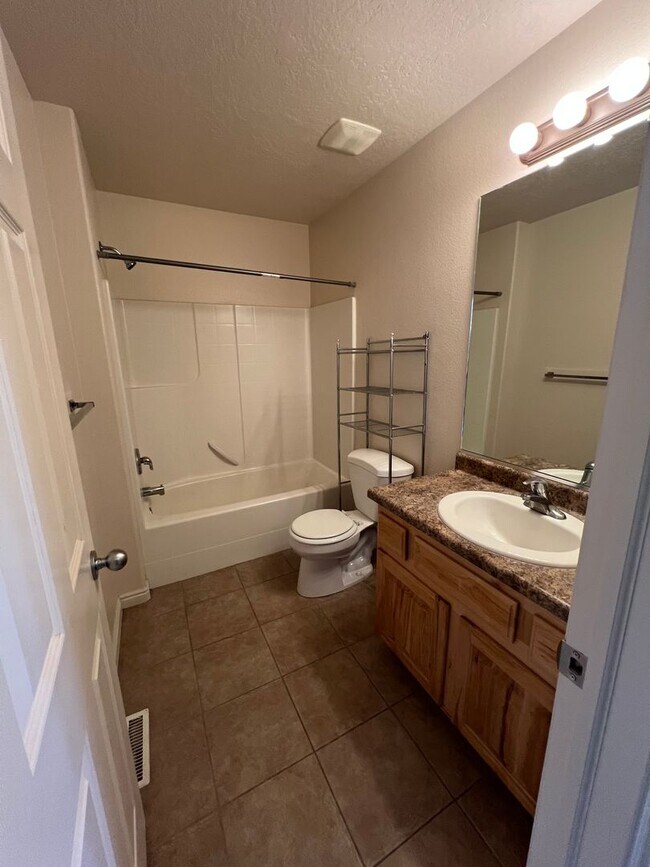 Building Photo - Oversized Townhome in Town!