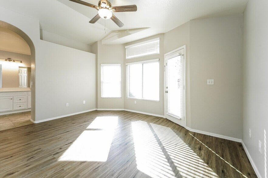 Building Photo - 2151 E Briarwood Terrace