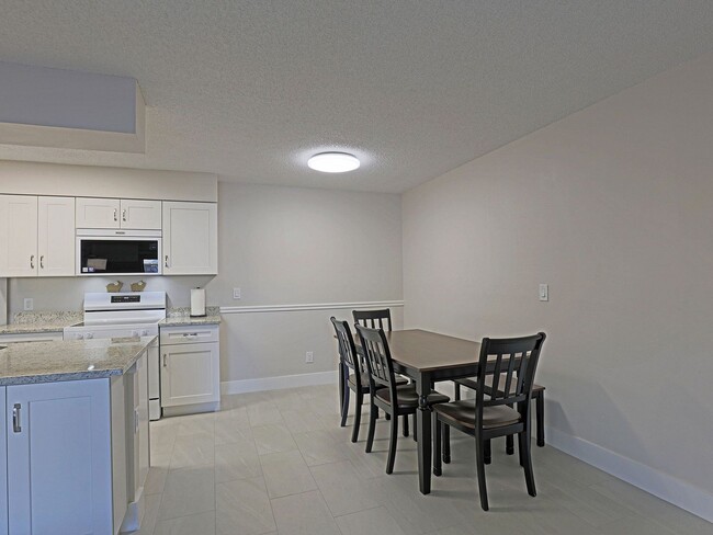 Building Photo - AVAILABLE NOW FURNISHED ONE BEDROOM!