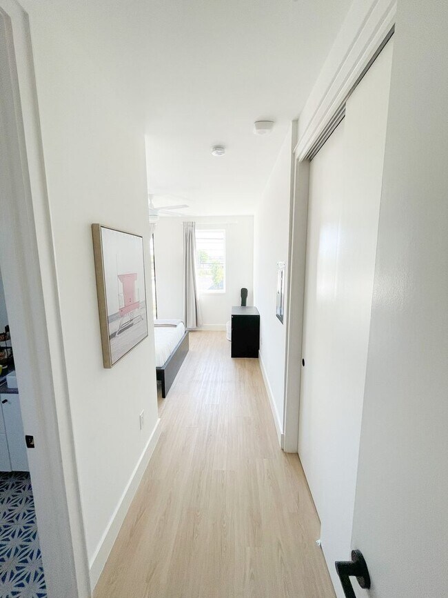 Building Photo - 2709 E 5th St.