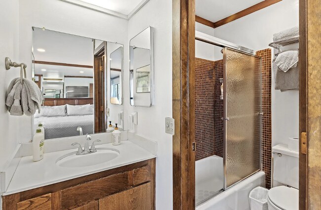 Building Photo - Fully Furnished 2 Bed / 2 Bath Corner Unit...