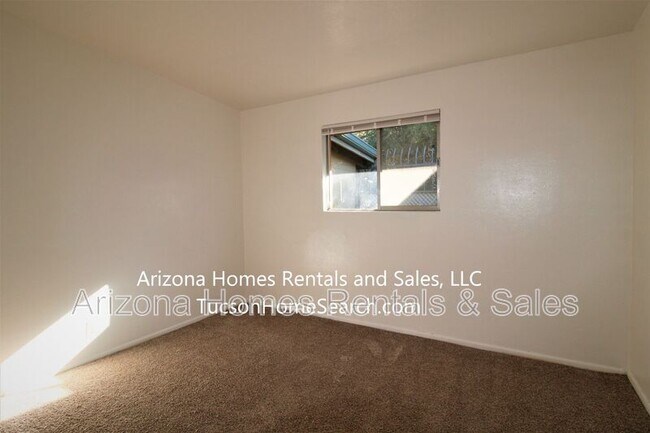 Building Photo - 3535 N Country Club Rd