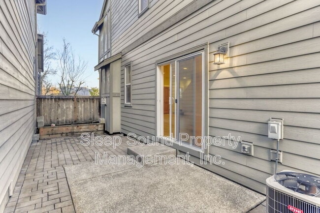 Building Photo - 570 SW 201st Ave