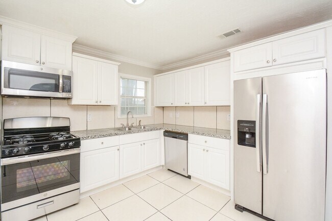 Building Photo - 2109 Pomona Dr