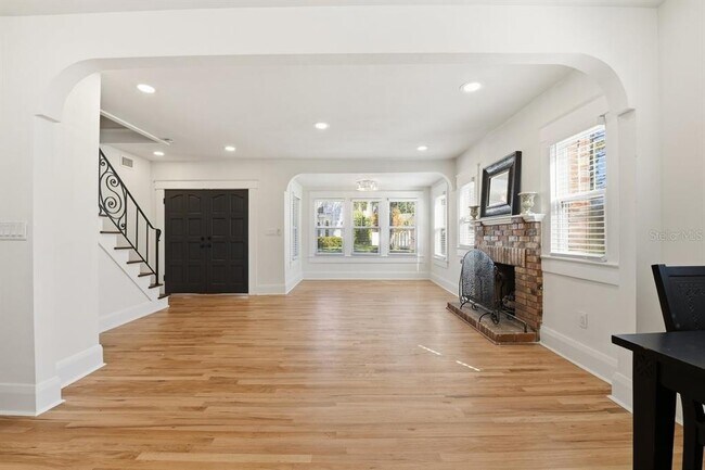 Building Photo - 1004 W Charter St