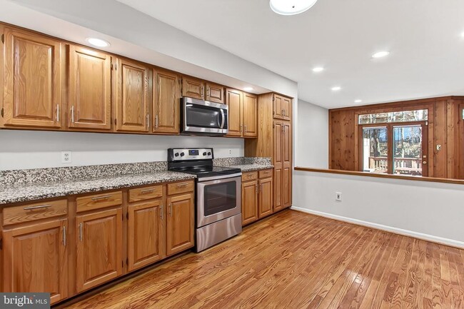 Building Photo - 4021 Lake Glen Rd