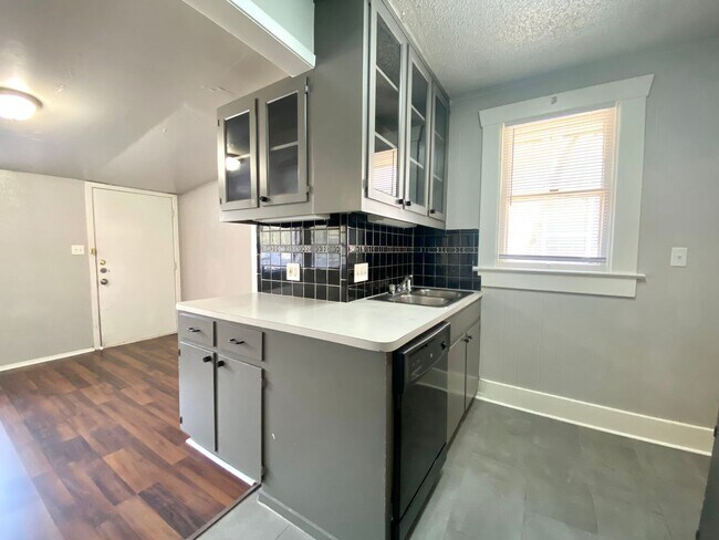 Building Photo - 30th-407 E