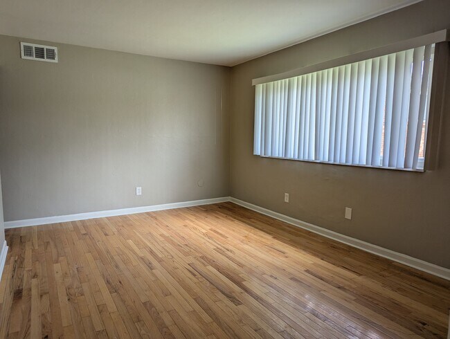 Building Photo - Beautiful, Fully Renovated 2 Bedroom in No...