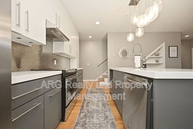 Building Photo - 472 Martin St SE