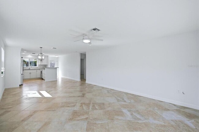 Building Photo - 885 Spanish Dr N