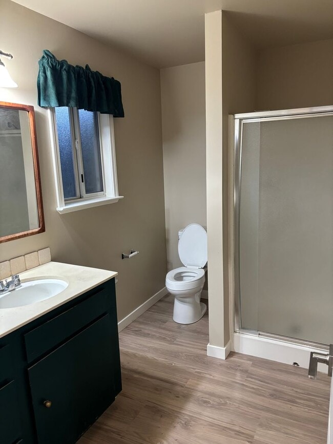 Building Photo - Available now! 1bed/1bath Great Neighborhood!