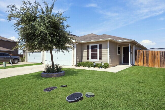 Building Photo - Spacious 4-Bedroom Home Near Lackland AFB with Private Backyard
