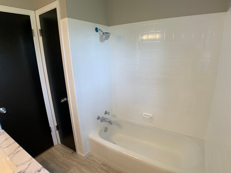 Building Photo - 211 Wedgewood Dr