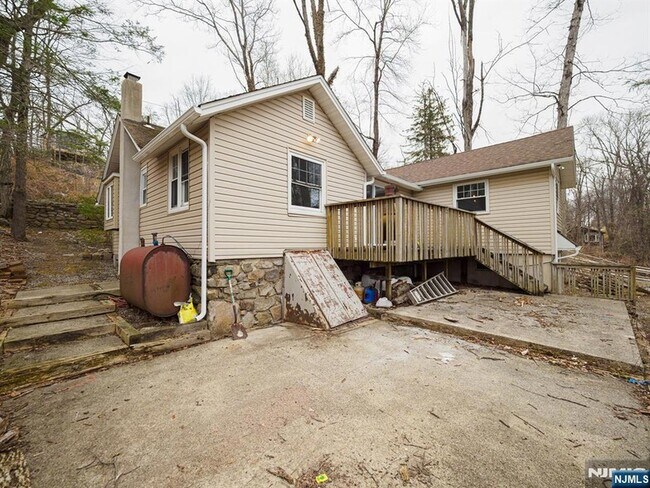 Building Photo - 240 Acabonack Rd