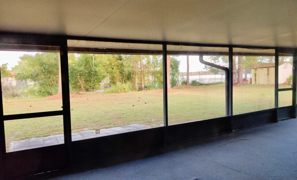 Building Photo - 1371 Melshire Ave