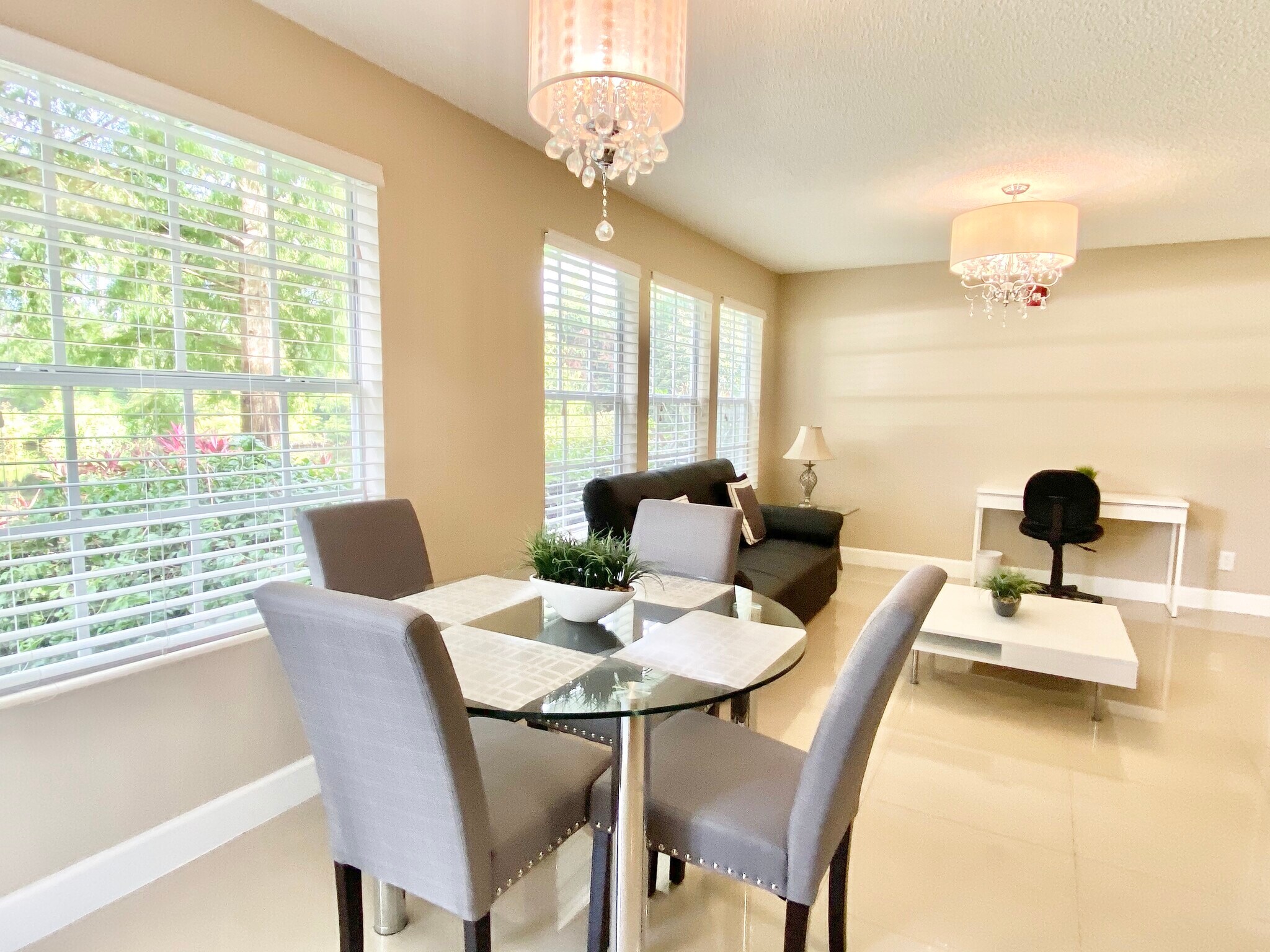 Cozy Dining Room - 11520 Westwood Blvd