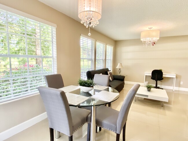 Cozy Dining Room - 11520 Westwood Blvd