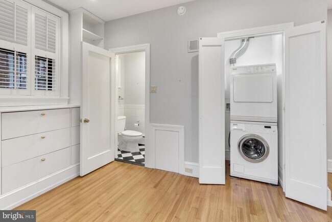 Building Photo - 323 S 17th St