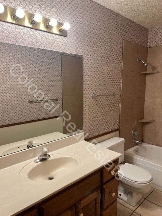 Building Photo - Spacious 3 Bed/2 Bath home with a fireplace!