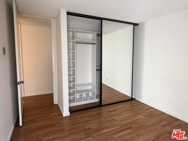 Building Photo - 6000 Canterbury Dr