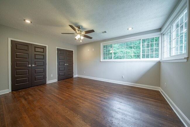 Building Photo - 4 bedroom/3 bath, 3711 sqft in Midtown!