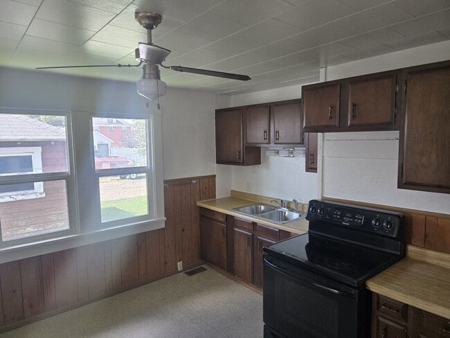 Building Photo - 411 Opal St