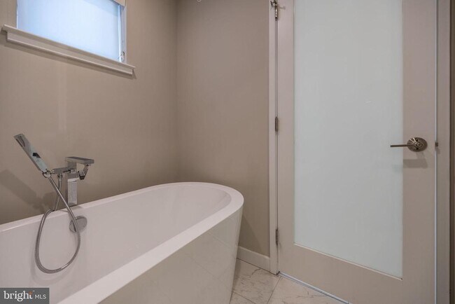 Building Photo - 1442 Hope St