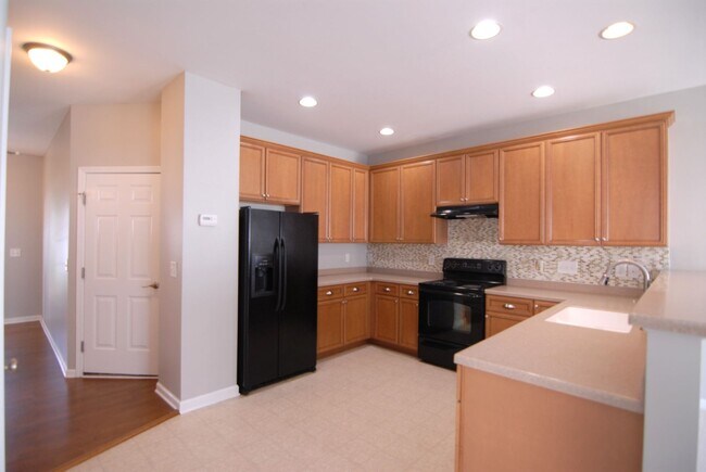 Building Photo - Resort style living 3 bedroom 2.5 bath Townhouse at MacIntosh on the Lake west of Burlington w/ 1...