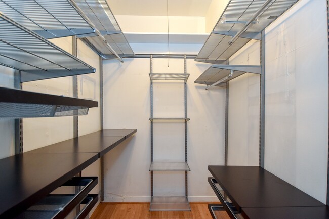 Building Photo - NICE 2 BEDROOM 1.5 BATH CONDO IN GREENWAY PLAZA