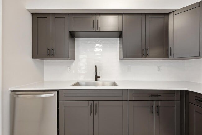 Building Photo - 1331 Cedar St