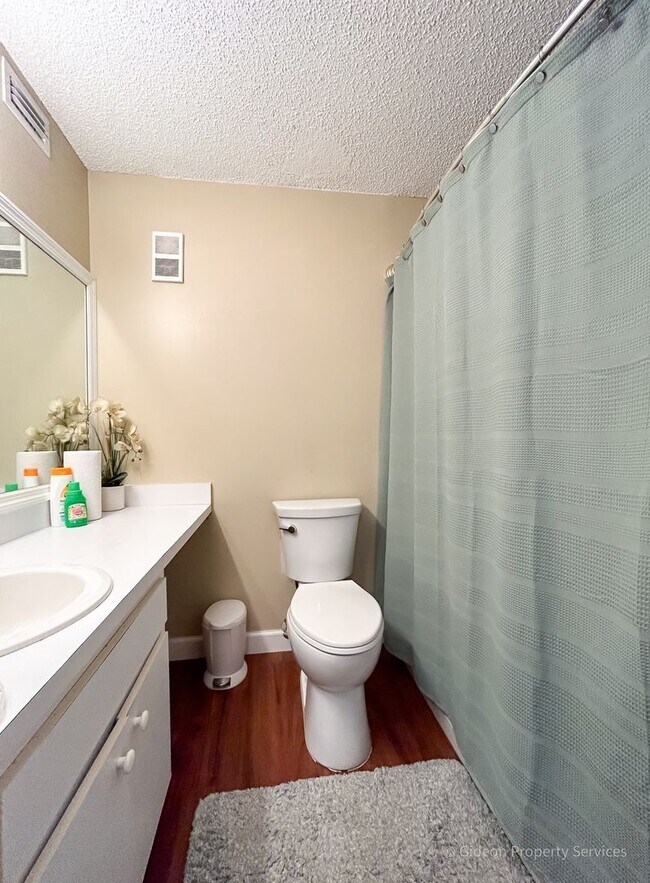 Building Photo - Beautiful 4/4 Condo in University Terrace