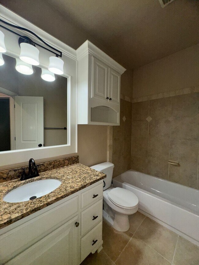Building Photo - 3 Bed 2 Bath in Edmond!