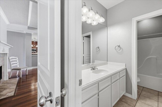 Building Photo - 2490 Amberwood Dr