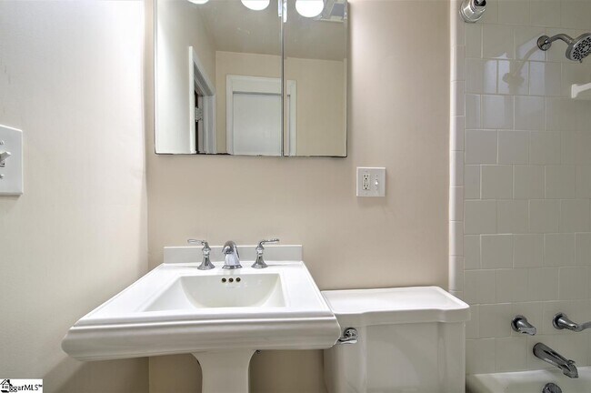 Building Photo - 10 Buist Ave