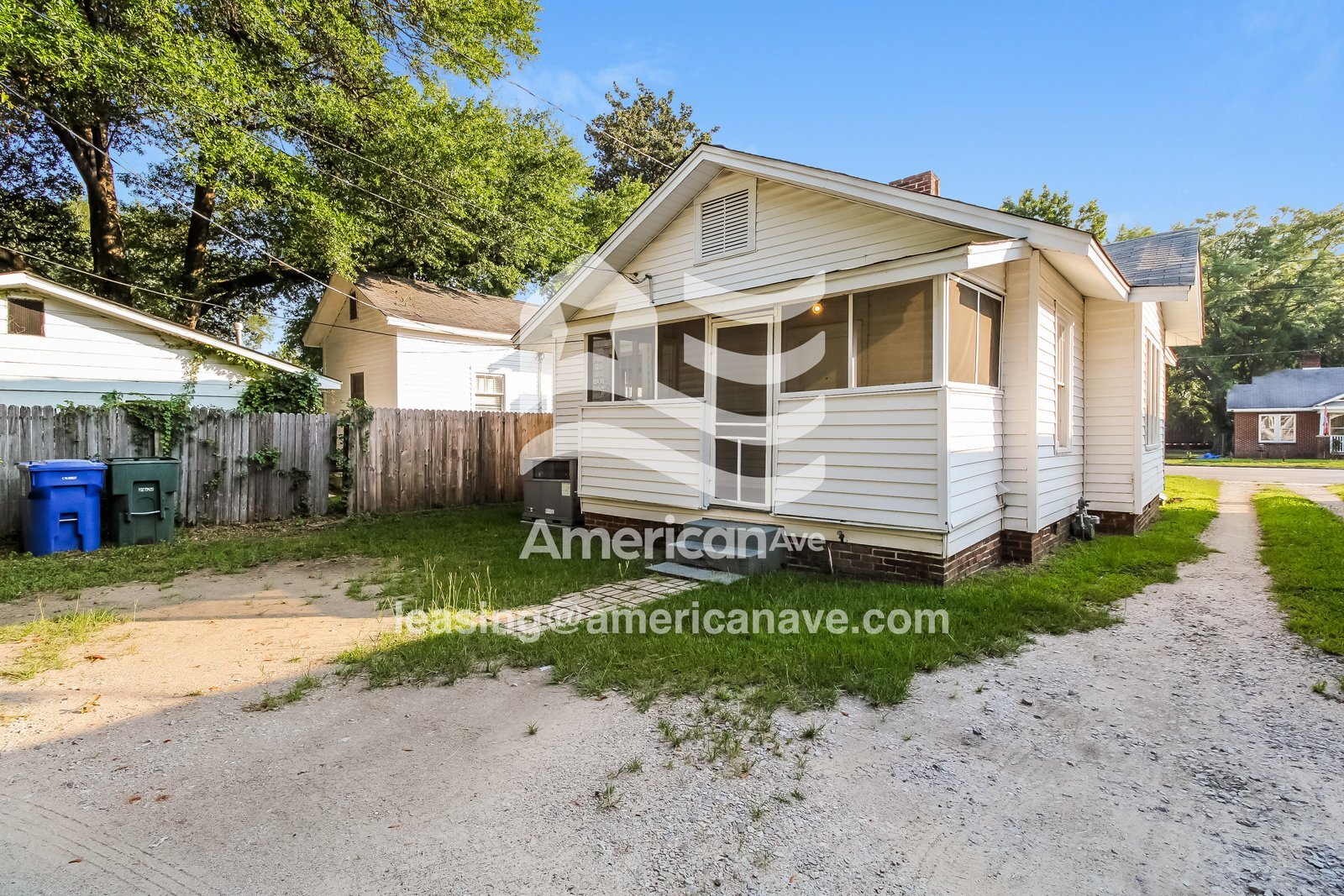 Building Photo - 3023 River Dr